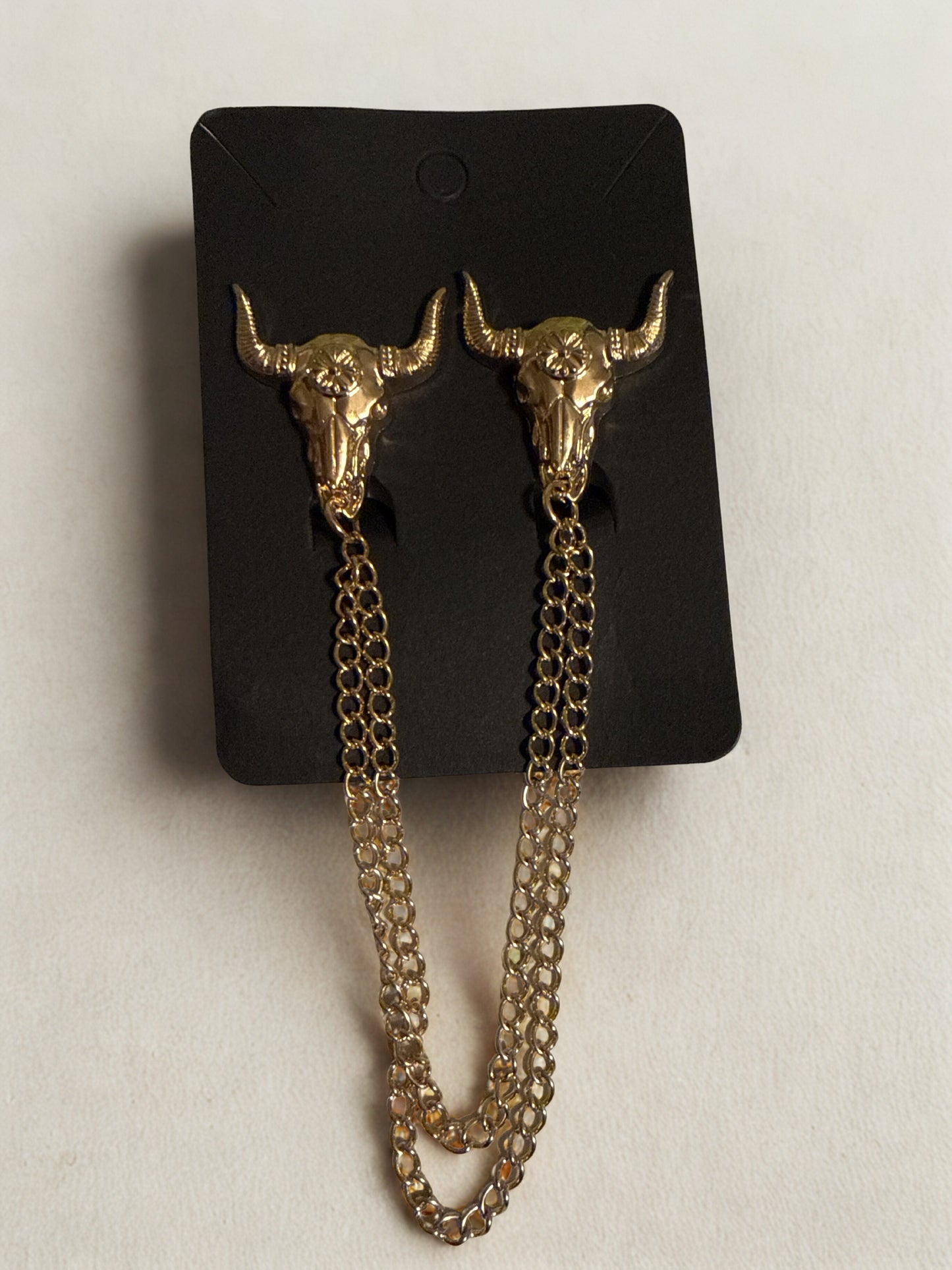 Bull Tassel Chain Pin